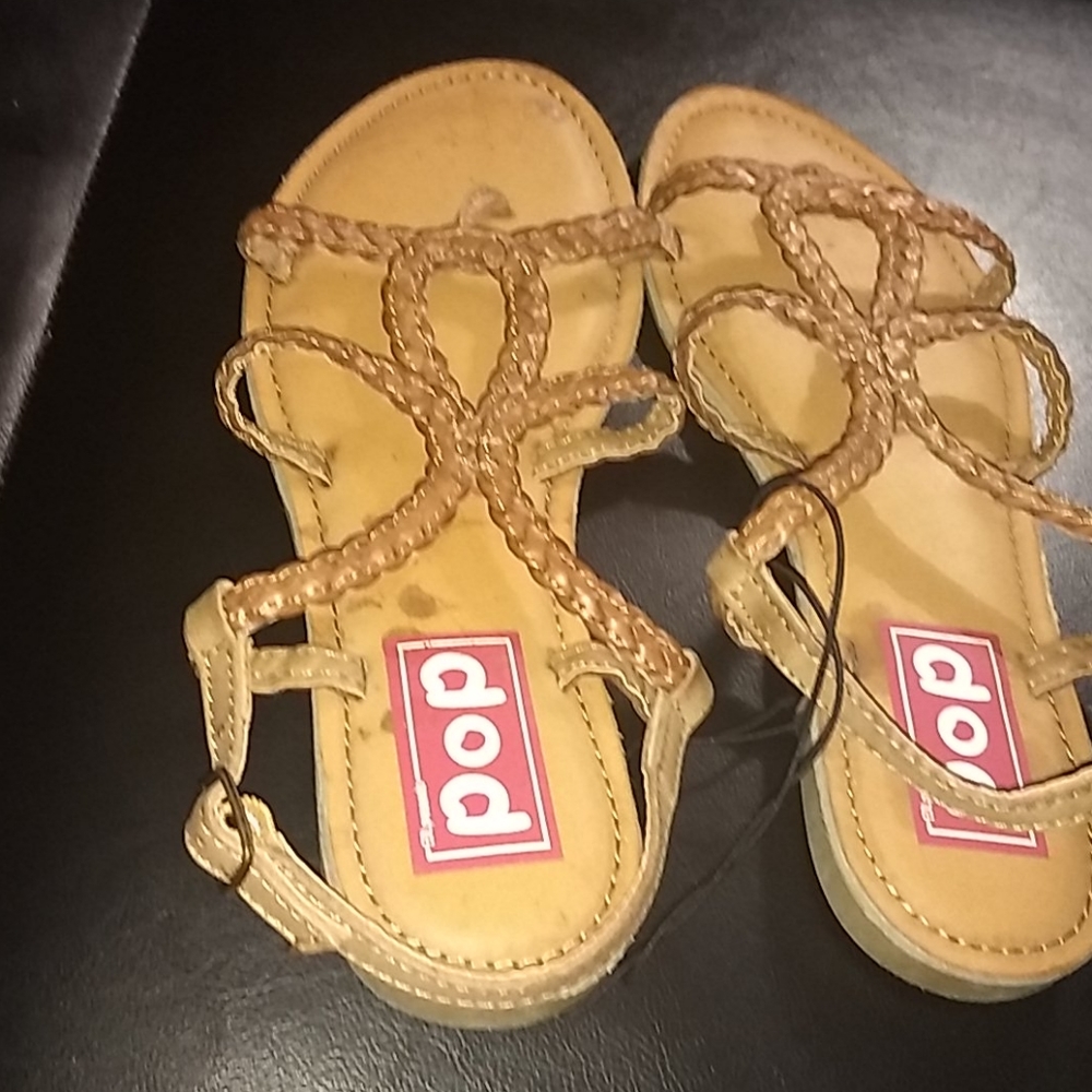 Pop leather sandals